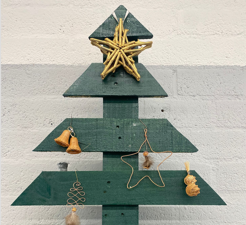 Red een kerstboom, wij maken ze voor je van hergebruikt hout